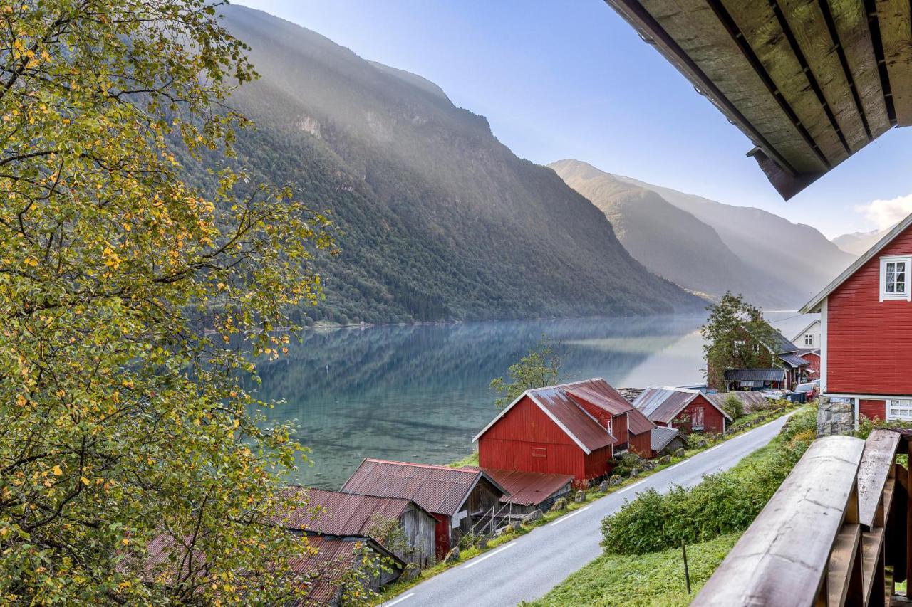 Cabin Alongside The Beautiful Fjaerlandsfjord Kültér fotó